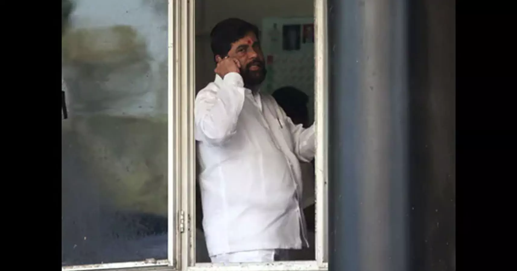 ബൈക്കിലും ട്രക്കിലും യാത്ര ചെയ്തു, അഞ്ചു കിലോമീറ്റർ നടന്നു; വിമത ക്യാമ്പിൽനിന്ന് രക്ഷപ്പെട്ട ശിവസേനാ എംഎൽഎ ബൈക്കിലും ട്രക്കിലും യാത്ര ചെയ്തു, അഞ്ചു കിലോമീറ്റർ നടന്നു; വിമത ക്യാമ്പിൽനിന്ന് രക്ഷപ്പെട്ട ശിവസേനാ എംഎൽഎ