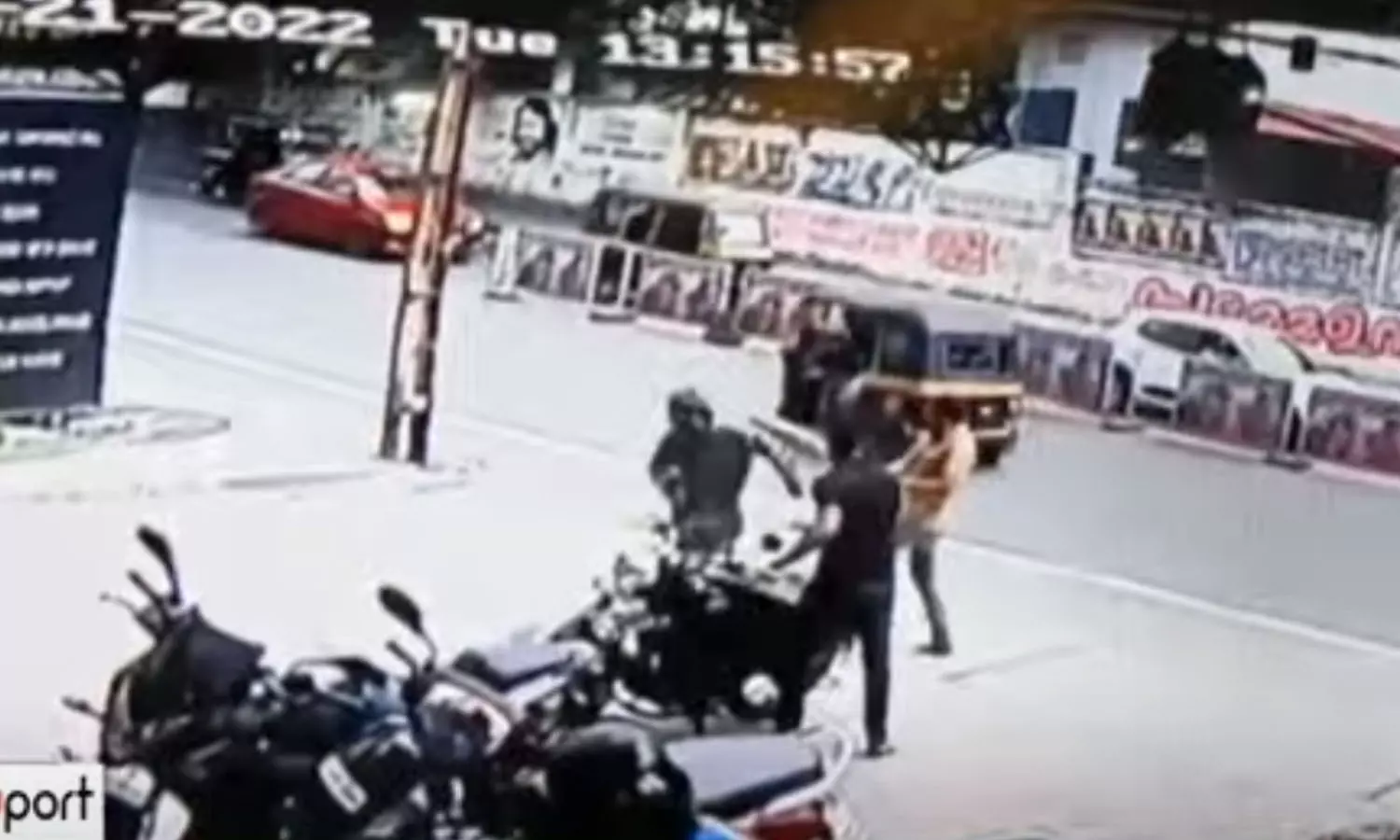 അനസിനെ ഫിറോസ് മർദിച്ചത് ബാറ്റുകൊണ്ട്; പാലക്കാട് യുവാവ് മരിച്ച സംഭവത്തിൽ ദൃശ്യങ്ങൾ മീഡിയവണിന്