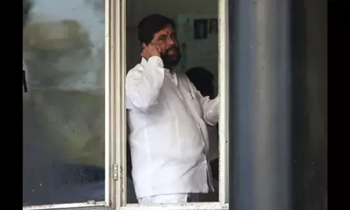 ബൈക്കിലും ട്രക്കിലും യാത്ര ചെയ്തു, അഞ്ചു കിലോമീറ്റർ നടന്നു; വിമത ക്യാമ്പിൽനിന്ന് രക്ഷപ്പെട്ട ശിവസേനാ എംഎൽഎ