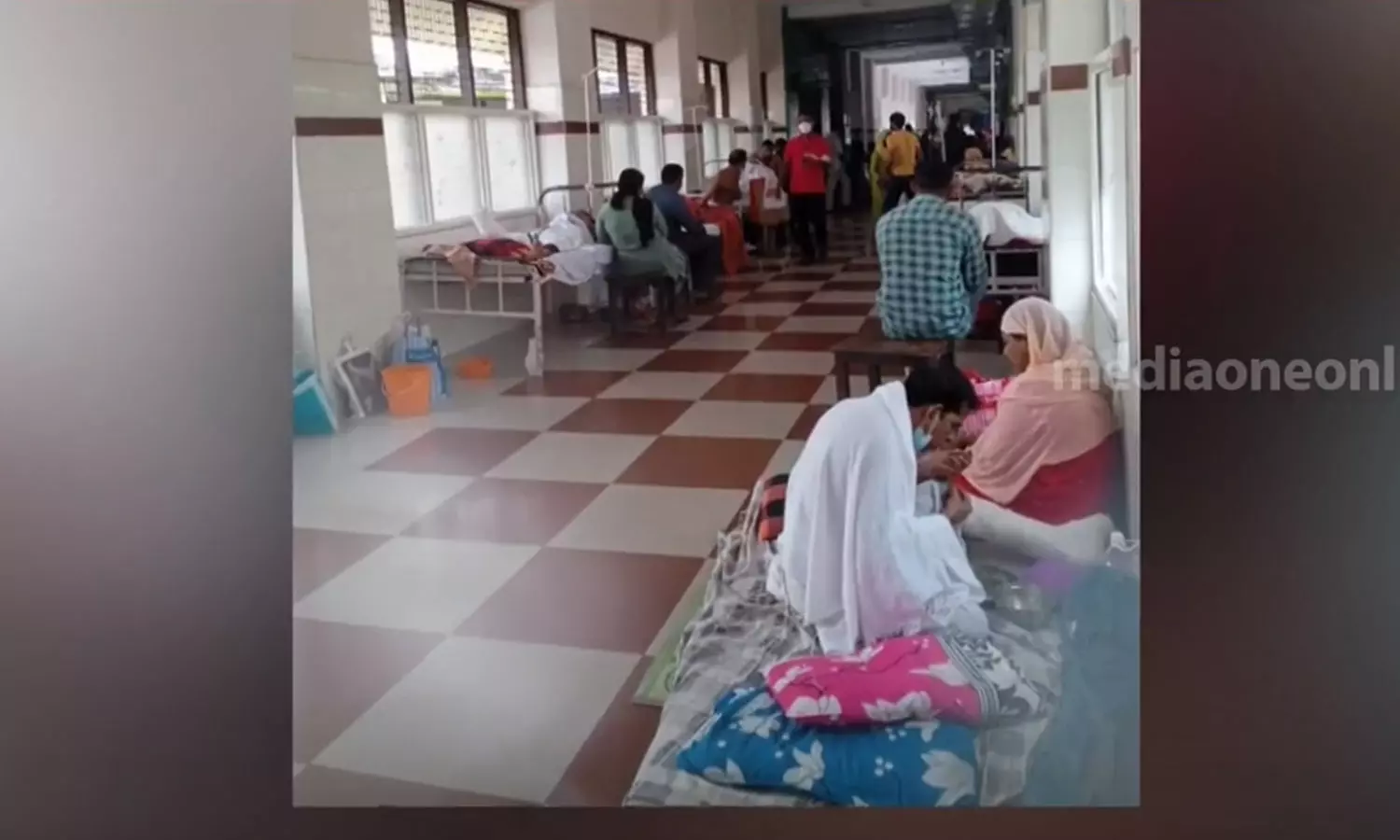 വിദ്യാർത്ഥികളുടെ പി.ജി പരീക്ഷ: കോഴിക്കോട് മെഡിക്കൽ കോളേജിൽ രോഗികളെ 9 മണിക്കൂർ വരാന്തയിൽ കിടത്തി വിദ്യാർത്ഥികളുടെ പി.ജി പരീക്ഷ: കോഴിക്കോട് മെഡിക്കൽ കോളേജിൽ രോഗികളെ 9 മണിക്കൂർ വരാന്തയിൽ കിടത്തി