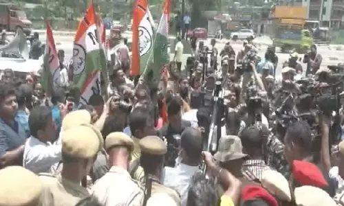 അസമില്‍ വിമത ശിവസേനാ എം.എൽ.എമാരെ പാർപ്പിച്ച ഹോട്ടലിന് പുറത്ത് തൃണമൂൽ പ്രതിഷേധം