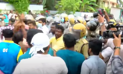 കോഴിക്കോട് ആവിക്കൽ മലിന ജല സംസ്കരണ കേന്ദ്രത്തിന്റെ സർവേ നടപടികൾ പുനരാരംഭിച്ചതിനെതിരെ പ്രതിഷേധം കോഴിക്കോട് ആവിക്കൽ മലിന ജല സംസ്കരണ കേന്ദ്രത്തിന്റെ സർവേ നടപടികൾ പുനരാരംഭിച്ചതിനെതിരെ പ്രതിഷേധം