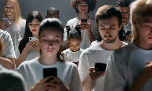 അനന്തമായി ഫോണിൽ സ്ക്രോൾ ചെയ്യുന്നവര്‍; ഇതൊരു രോഗമാണോ?