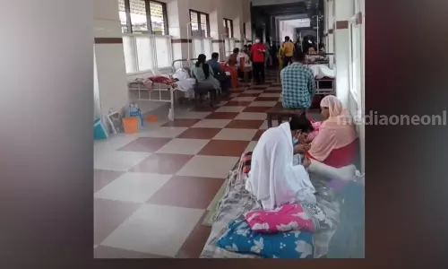 വിദ്യാർത്ഥികളുടെ പി.ജി പരീക്ഷ: കോഴിക്കോട് മെഡിക്കൽ കോളേജിൽ രോഗികളെ 9 മണിക്കൂർ വരാന്തയിൽ കിടത്തി വിദ്യാർത്ഥികളുടെ പി.ജി പരീക്ഷ: കോഴിക്കോട് മെഡിക്കൽ കോളേജിൽ രോഗികളെ 9 മണിക്കൂർ വരാന്തയിൽ കിടത്തി