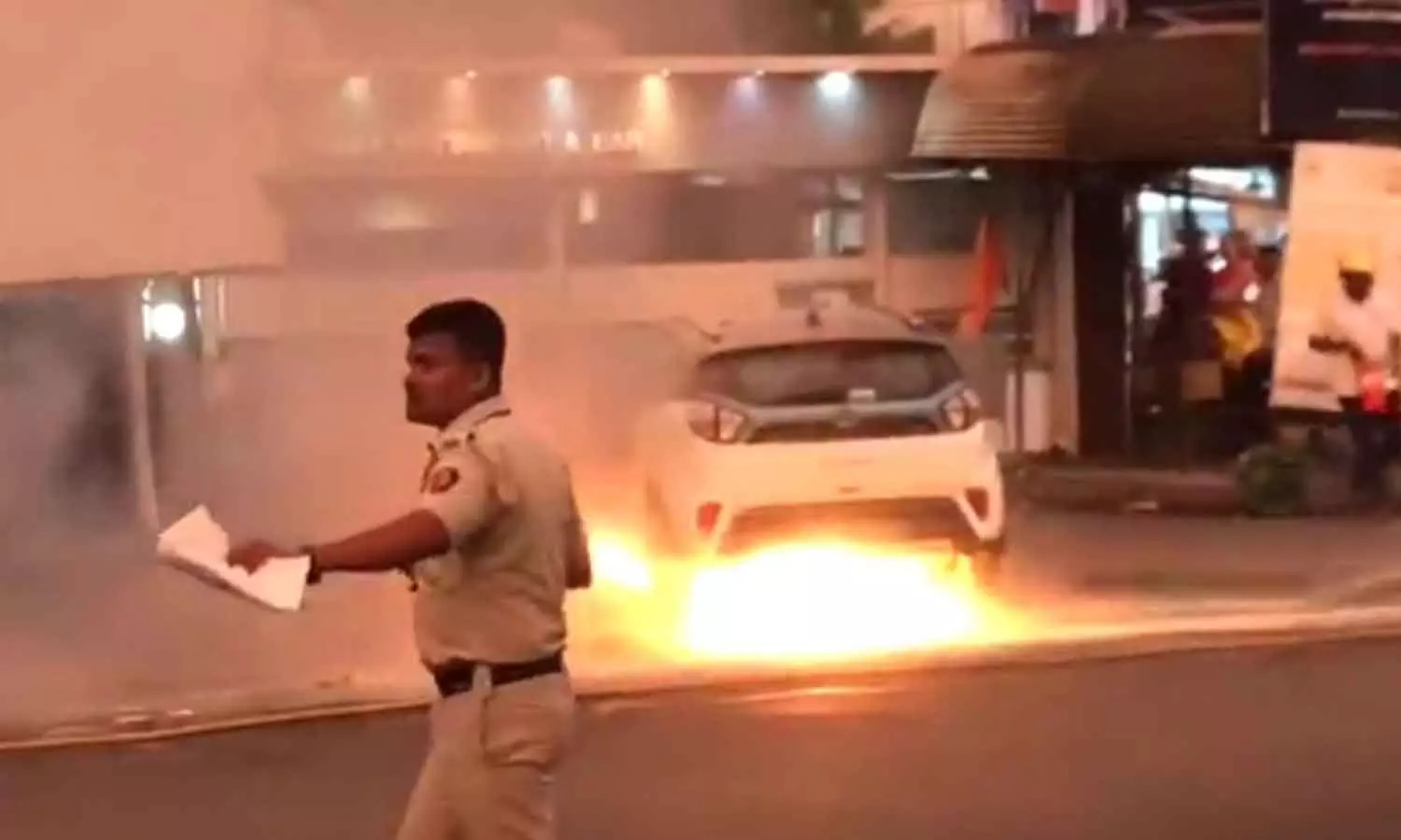 മുംബൈയിൽ ടാറ്റ നെക്‌സോൺ ഇ.വിക്ക് തീപിടിച്ചു, അന്വേഷണം