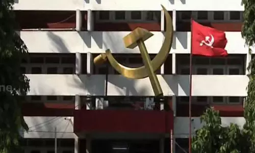 പ്രതിപക്ഷത്തിന് ആയുധം നൽകുന്ന സമരം; എസ്.എഫ്.ഐ സമരത്തെ തള്ളി സിപിഎം സംസ്ഥാന സെക്രട്ടറിയേറ്റ്