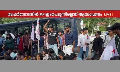 രാഹുലിന്റെ കസേരയിൽ വാഴ നട്ടു, ഗാന്ധിയുടെ പടം അടിച്ചുതകർത്തു, ആക്രമണം പൊലീസിന്റെ സംരക്ഷണത്തിൽ: കെ.സി വേണുഗോപാൽ