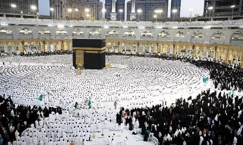 കൊടും ചൂടിലും ഹറമിലേക്ക് ഒഴുകിയെത്തി വിശ്വാസികള്‍