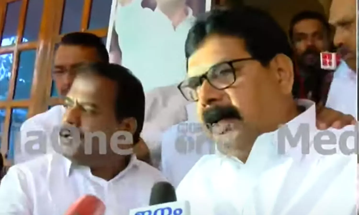 പൊലീസ് ഗേറ്റിന് പുറത്ത്, അവരുടെ സംരക്ഷണം ആവശ്യമില്ല: ക്ഷുഭിതരായി കോൺഗ്രസ് നേതാക്കൾ