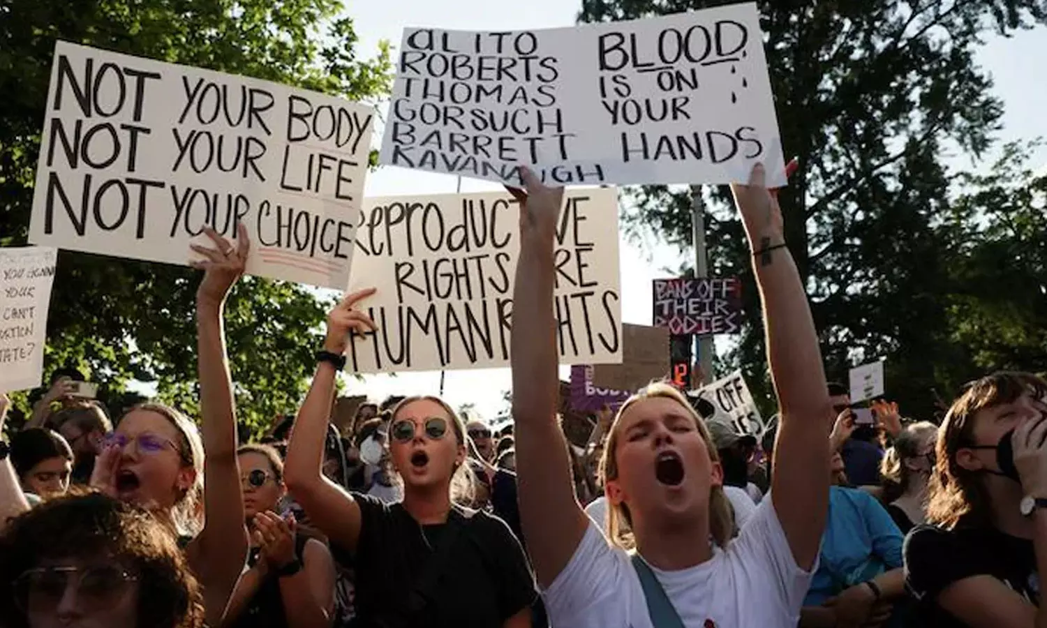 ഗർഭഛിദ്രത്തിന് ഞങ്ങൾ സഹായിക്കും; ജീവനക്കാരോട് ഫേസ്ബുക്കും ആമസോണുമുൾപ്പെടെയുള്ള കമ്പനികൾ