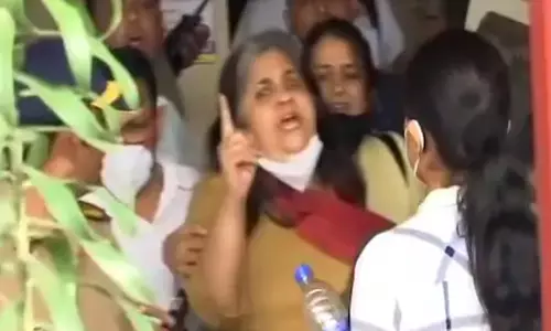 ആക്ടിവിസ്റ്റ് ടീസ്റ്റ സെതൽവാദ് ഗുജറാത്ത് ആൻറി ടെറർ സംഘത്തിന്റെ കസ്റ്റഡിയിൽ ആക്ടിവിസ്റ്റ് ടീസ്റ്റ സെതൽവാദ് ഗുജറാത്ത് ആൻറി ടെറർ സംഘത്തിന്റെ കസ്റ്റഡിയിൽ