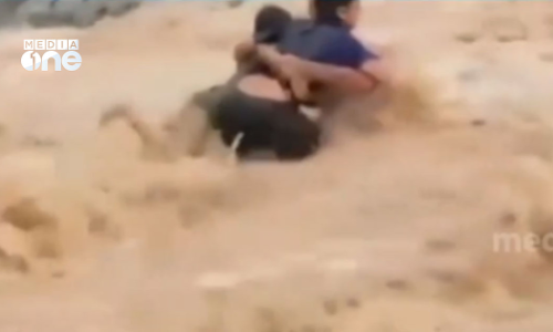 ഒമാനിൽ നിറഞ്ഞൊഴുകിയ വാദിയിൽ കുടുങ്ങിയ കുട്ടികളെ രക്ഷപ്പെടുത്തി സ്വദേശി യുവാവ്