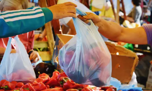 ദുബൈയില് ഒറ്റത്തവണ ഉപയോഗിക്കുന്ന പ്ലാസ്റ്റിക് ബാഗുകള്ക്ക് ജൂലൈ മുതല് പണമടക്കേണ്ടതുണ്ടോ..? ദുബൈയില് ഒറ്റത്തവണ ഉപയോഗിക്കുന്ന പ്ലാസ്റ്റിക് ബാഗുകള്ക്ക് ജൂലൈ മുതല് പണമടക്കേണ്ടതുണ്ടോ..?