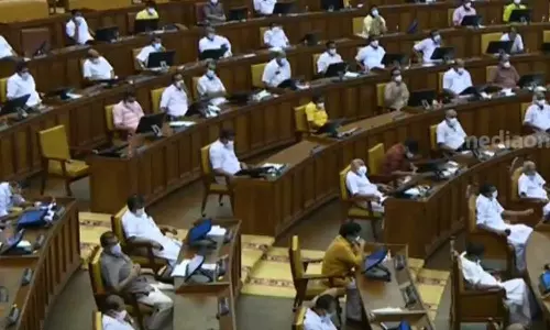 സ്വർണക്കടത്ത് കേസ് അട്ടിമറിക്കുന്നു; അടിയന്തര പ്രമേയത്തിന് നോട്ടീസ് നൽകി