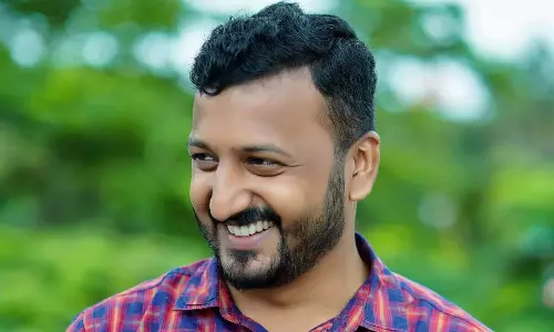 കറന്റ് ബില്ല് കൂടിയാലെന്താ, കറുത്ത കാർണിവൽ വാങ്ങിയില്ലേ; മുഖ്യമന്ത്രിയുടെ കാറുമാറ്റത്തിനെതിരെ രാഹുൽ മാങ്കൂട്ടത്തിൽ