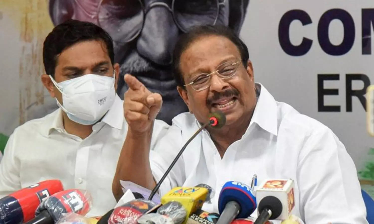 ഇടതുപക്ഷത്തിന്റെ കള്ള പ്രചാരണങ്ങൾക്ക് മുമ്പിൽ ചൂട്ടും കത്തിച്ചോടിയ മാധ്യമങ്ങളെ ഇന്ന് അവർ തന്നെ വിലക്കുന്നു; ഇത് കാലത്തിന്റെ കാലനീതി- കെ. സുധാകരൻ ഇടതുപക്ഷത്തിന്റെ കള്ള പ്രചാരണങ്ങൾക്ക് മുമ്പിൽ ചൂട്ടും കത്തിച്ചോടിയ മാധ്യമങ്ങളെ ഇന്ന് അവർ തന്നെ വിലക്കുന്നു; ഇത് കാലത്തിന്റെ കാലനീതി- കെ. സുധാകരൻ