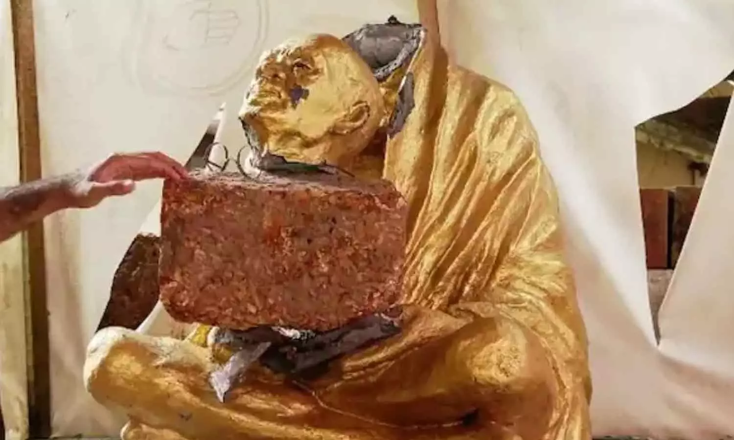 പയ്യന്നൂരിൽ ഗാന്ധി പ്രതിമ തകർത്ത കേസിൽ രണ്ട് ഡിവൈഎഫ്‌ഐ പ്രവർത്തകർ അറസ്റ്റിൽ