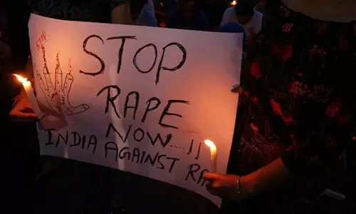 ഓടുന്ന കാറില് യുവതിയെയും മകളെയും കൂട്ടബലാത്സംഗം ചെയ്തു; പ്രതികള്ക്കായി തിരച്ചില് ഓടുന്ന കാറില് യുവതിയെയും മകളെയും കൂട്ടബലാത്സംഗം ചെയ്തു; പ്രതികള്ക്കായി തിരച്ചില്