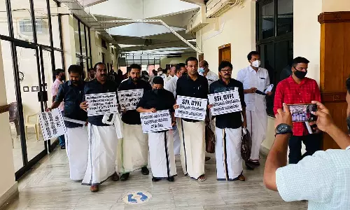 നിയമസഭയിൽ കറുപ്പണിഞ്ഞ് പ്രതിപക്ഷത്തെ യുവ എംഎൽഎമാർ; പ്രതിഷേധത്തെ തുടർന്ന് സഭ നിർത്തിവെച്ചു