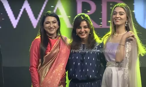 ഇന്തോ അറബ് വിമന്‍ എക്‌സലന്‍സ് പുരസ്‌കാരം മഞ്ജു വാര്യര്‍ വിതരണം ചെയ്തു