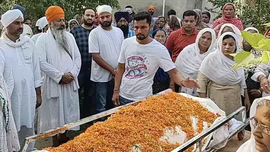 ചിതക്ക് തീ കൊളുത്താന്‍ രണ്‍ദീപെത്തി; സരബ്ജിത് സിങിന്‍റെ സഹോദരിക്ക് നൽകിയ വാക്ക് പാലിച്ച് ബോളിവുഡ് താരം