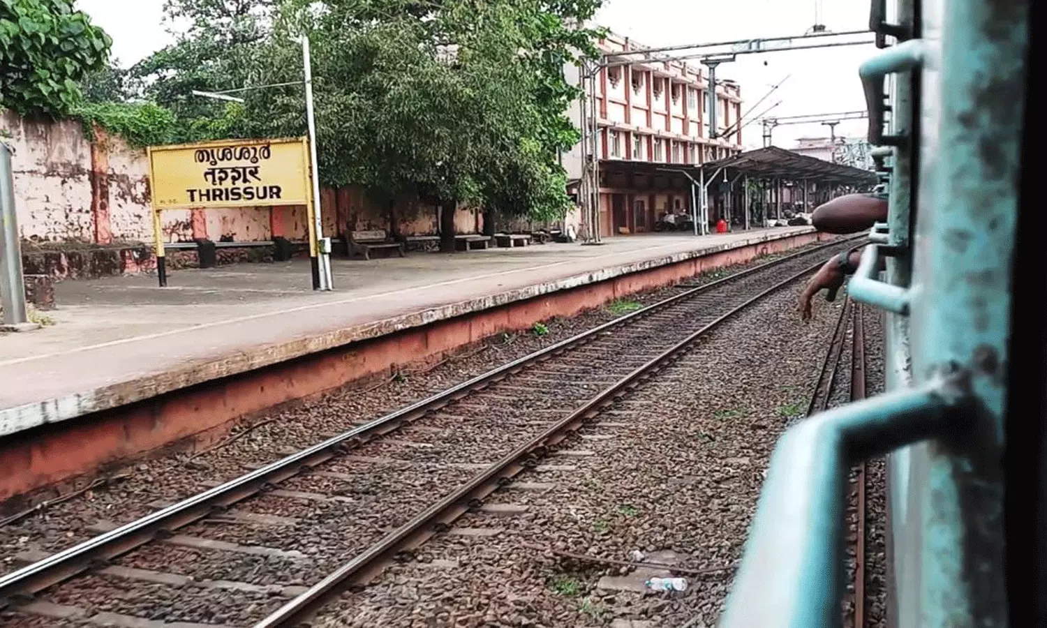 ട്രെയിനിൽ 16 കാരിക്ക് നേരെ അതിക്രമം; പ്രതികളെ പിടികൂടിയില്ലെങ്കിൽ തൃശൂർ റെയിൽവേ സ്റ്റേഷന് മുന്നിൽ സമരം നടത്തുമെന്ന് പിതാവ് ട്രെയിനിൽ 16 കാരിക്ക് നേരെ അതിക്രമം; പ്രതികളെ പിടികൂടിയില്ലെങ്കിൽ തൃശൂർ റെയിൽവേ സ്റ്റേഷന് മുന്നിൽ സമരം നടത്തുമെന്ന് പിതാവ്