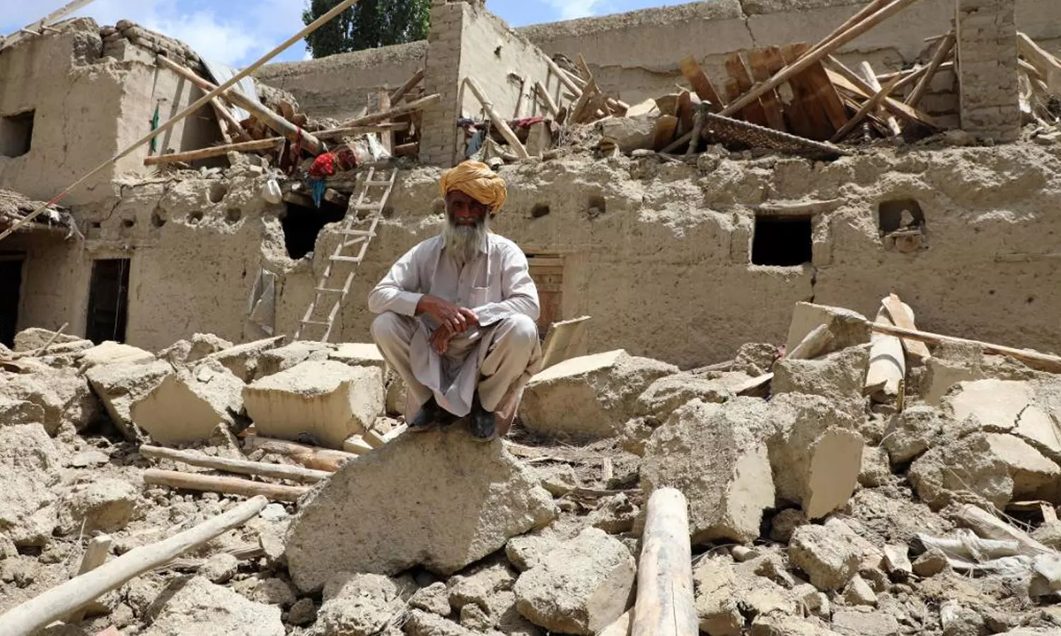 30 ടണ്ണിന്റെ ഭക്ഷ്യസഹായവുമായി യു.എ.ഇ: ഭൂകമ്പത്തിൽ തകർന്ന അഫ്ഗാന് താങ്ങായി ഗൾഫ് രാജ്യങ്ങൾ 30 ടണ്ണിന്റെ ഭക്ഷ്യസഹായവുമായി യു.എ.ഇ: ഭൂകമ്പത്തിൽ തകർന്ന അഫ്ഗാന് താങ്ങായി ഗൾഫ് രാജ്യങ്ങൾ