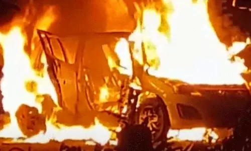 വടകരയിൽ സി.പി.എം പ്രവർത്തകനെ വീട്ടിൽ നിന്ന് വിളിച്ചിറക്കി മർദിച്ച ശേഷം കാർ കത്തിച്ചു