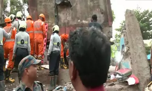 മുംബൈയിൽ നാലു നില കെട്ടിടം തകർന്നുവീണു: ഒരാള്‍ മരിച്ചു, പത്തോളം പേര്‍ കുടുങ്ങിക്കിടക്കുന്നു