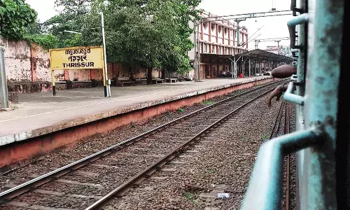 ട്രെയിനിൽ 16 കാരിക്ക് നേരെ അതിക്രമം; പ്രതികളെ പിടികൂടിയില്ലെങ്കിൽ തൃശൂർ റെയിൽവേ സ്റ്റേഷന് മുന്നിൽ സമരം നടത്തുമെന്ന് പിതാവ്