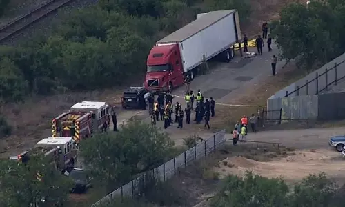 അമേരിക്കയിലെ ടെക്‌സസിൽ ട്രക്കിനുള്ളിൽ 42 മൃതദേഹങ്ങൾ: മരിച്ചവരെല്ലാം അഭയാർത്ഥികൾ