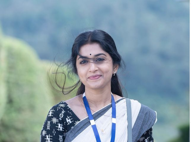 സ്നേഹത്തിന്‍റെയും നിസ്വാർഥതയുടെയും ആൾരൂപമായ രാധ; ജോലിക്കാരിക്കൊപ്പമുള്ള ചിത്രം പങ്കുവച്ച് മീര ജാസ്മിന്‍