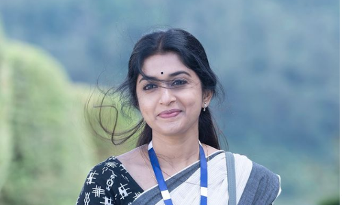 സ്നേഹത്തിന്‍റെയും നിസ്വാർഥതയുടെയും ആൾരൂപമായ രാധ; ജോലിക്കാരിക്കൊപ്പമുള്ള ചിത്രം പങ്കുവച്ച് മീര ജാസ്മിന്‍