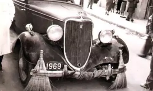 റോഡ് അടിച്ചുവാരാൻ ഇന്ത്യൻ രാജാവ് റോൾസ് റോയ്സ് വാങ്ങിയോ? വസ്തുത എന്താണ്?