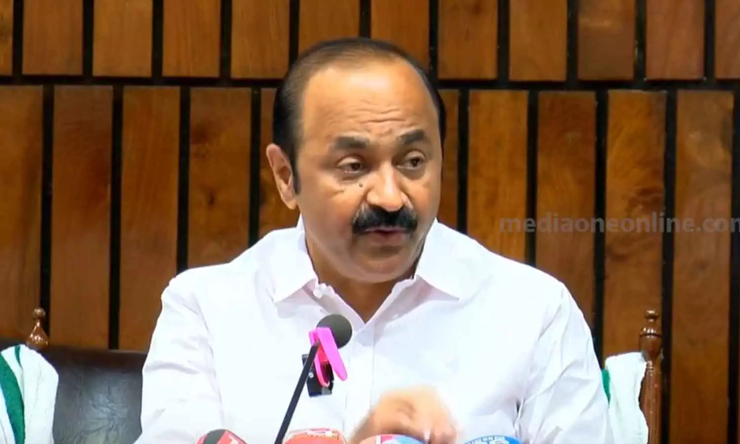 നിയമസഭയിൽ കള്ളം പറഞ്ഞു: മുഖ്യമന്ത്രിക്കെതിരെ അവകാശലംഘനത്തിന് നോട്ടീസ് നൽകുമെന്ന് വി.ഡി സതീശൻ