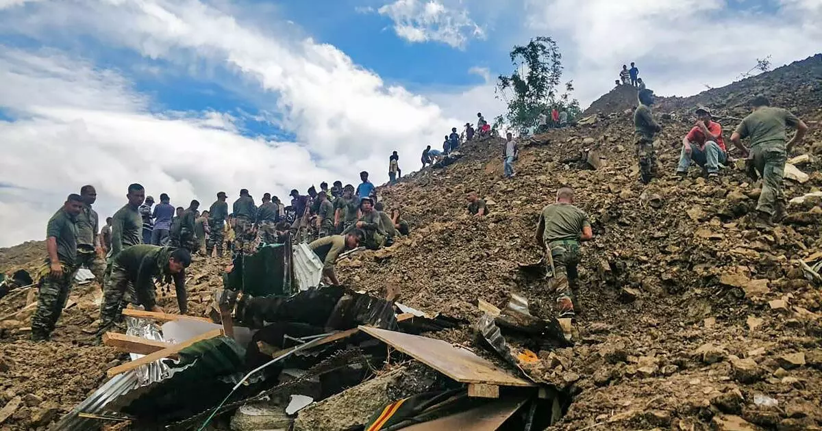 മണിപ്പൂരിൽ സൈനിക ക്യാമ്പിൽ മണ്ണിടിഞ്ഞു; 13 മരണം, 40ലേറെ പേർക്കായി തിരച്ചിൽ മണിപ്പൂരിൽ സൈനിക ക്യാമ്പിൽ മണ്ണിടിഞ്ഞു; 13 മരണം, 40ലേറെ പേർക്കായി തിരച്ചിൽ