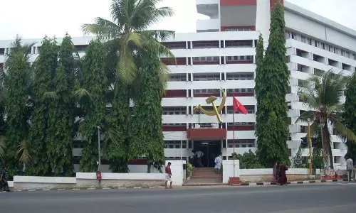 എ.കെ.ജി സെന്ററിന് നേരെ ബോംബേറ്