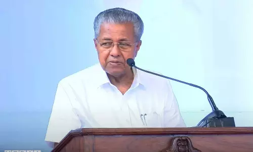 ഈ കാണിച്ചതിനെ പറ്റി ഇപ്പൊ ഞാൻ പറയുന്നില്ല; ചെണ്ടകൊട്ടിൽ അസ്വസ്ഥനായി പ്രസംഗം നിർത്തി മുഖ്യമന്ത്രി ഈ കാണിച്ചതിനെ പറ്റി ഇപ്പൊ ഞാൻ പറയുന്നില്ല; ചെണ്ടകൊട്ടിൽ അസ്വസ്ഥനായി പ്രസംഗം നിർത്തി മുഖ്യമന്ത്രി