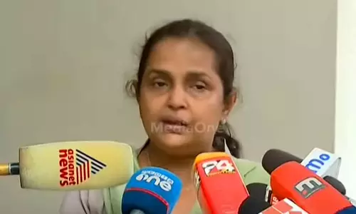 ഇതെല്ലാം പിണറായിയുടെ കളിയാണ്; ഒരു കുടുംബത്തെ ഇങ്ങനെ വേട്ടയാടുന്നത് ശരിയാണോ എന്ന് പിസി ജോർജിന്റെ ഭാര്യ ഇതെല്ലാം പിണറായിയുടെ കളിയാണ്; ഒരു കുടുംബത്തെ ഇങ്ങനെ വേട്ടയാടുന്നത് ശരിയാണോ എന്ന് പിസി ജോർജിന്റെ ഭാര്യ