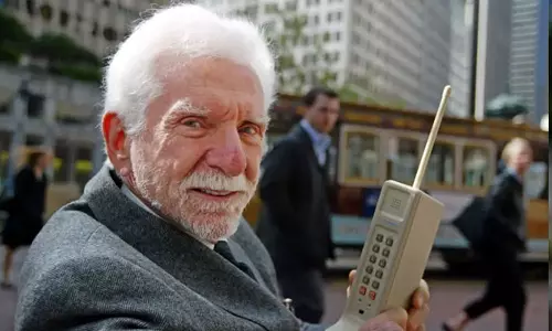 മൊബൈൽ മാറ്റിവെച്ച് ജീവിക്കാൻ നോക്കൂ; യുവാക്കൾക്ക് മൊബൈൽ ഫോൺ കണ്ടുപിടിച്ച മാർട്ടിൻ കൂപ്പറിന്റെ ഉപദേശം