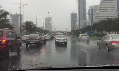 ഒമാന്റെ വിവിധ ഗവർണറേറ്റുകളിൽ ബുധനാഴ്ച വരെ ശക്തമായ മഴയ്ക്ക് സാധ്യത: മുന്നറിയിപ്പുമായി കാലാവസ്ഥ നിരീക്ഷണ കേന്ദ്രം