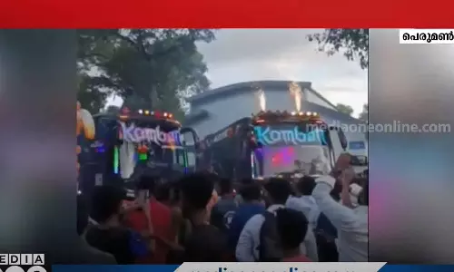 കൊല്ലത്ത് കോളജ് ടൂർ പുറപ്പെടുന്നതിന് മുമ്പ് ടൂറിസ്റ്റ് ബസിൽ തീക്കളി; ബസിന് മുകളിൽ കത്തിച്ച പൂത്തിരിയിൽനിന്ന് തീപടർന്നു