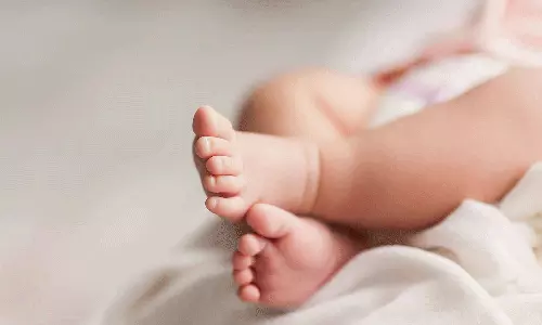 പൊലീസ് കേസെടുത്തില്ല; നവജാത ശിശുവിന്റെ മൃതദേഹവുമായി പിതാവ് പൊലീസ് സ്റ്റേഷനിൽ