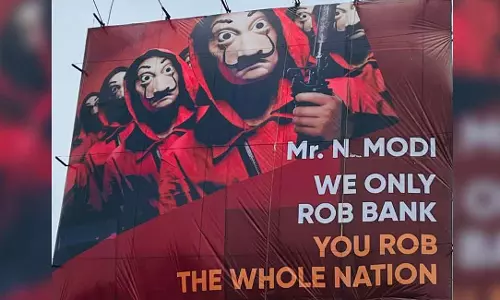മോദി രാജ്യം കൊള്ളയടിക്കുന്നു; ഹൈദരാബാദിൽ മോദിയെ വരവേറ്റ് മണി ഹെയ്‌സ്റ്റ് പ്രതിഷേധം