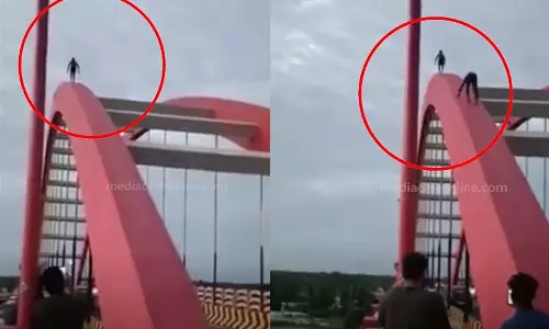 വലിയഴീക്കൽ പാലത്തിന്റെ ആർച്ചിൽ യുവാക്കളുടെ സാഹസിക പ്രകടനം; ദൃശ്യങ്ങൾ പുറത്ത്