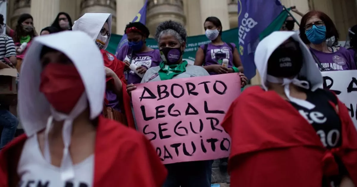 ബലാത്സംഗത്തിനിരയായ 10 വയസുകാരിക്ക് ഗര്ഭച്ഛിദ്രം നിഷേധിച്ചു; പ്രതിഷേധം ബലാത്സംഗത്തിനിരയായ 10 വയസുകാരിക്ക് ഗര്ഭച്ഛിദ്രം നിഷേധിച്ചു; പ്രതിഷേധം