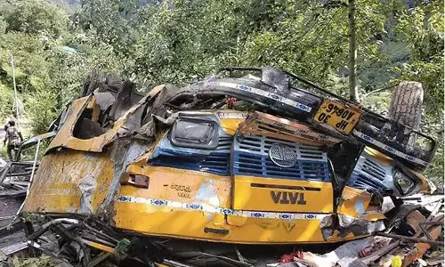 ഹിമാചലിൽ സ്കൂൾ ബസ് മറിഞ്ഞ് വിദ്യാര്ഥികളടക്കം 11 പേര് മരിച്ചു ഹിമാചലിൽ സ്കൂൾ ബസ് മറിഞ്ഞ് വിദ്യാര്ഥികളടക്കം 11 പേര് മരിച്ചു
