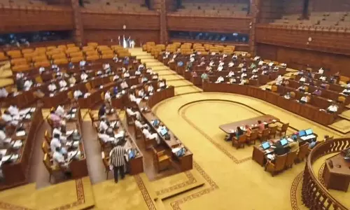 എ.കെ.ജി സെന്റർ അക്രമിച്ച പ്രതിയെ എന്തുകൊണ്ട് പൊലീസ് പിന്തുടർന്നില്ല? അടിയന്തരപ്രമേയം അവതരിപ്പിച്ച് പ്രതിപക്ഷം