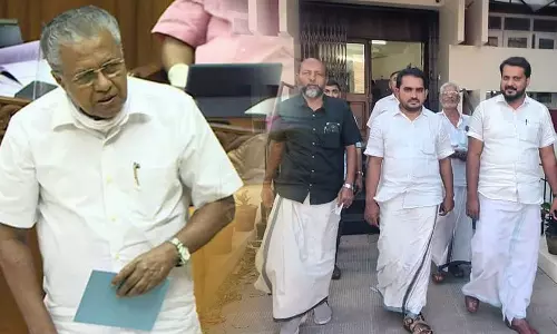 എസ്.ഡി.പി.ഐക്കാരെ എ.കെ.ജി സെന്ററിലേക്ക് കയറ്റിയിട്ടില്ല; മുന്നിൽനിന്ന് ഫോട്ടോയെടുത്ത് പ്രചരിപ്പിച്ചു: മുഖ്യമന്ത്രി