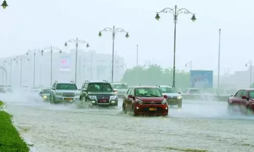 ഒമാനിലെ വിവിധ ഗവർണറേറ്റുകളിൽ മഴ തുടരുന്നു ഒമാനിലെ വിവിധ ഗവർണറേറ്റുകളിൽ മഴ തുടരുന്നു
